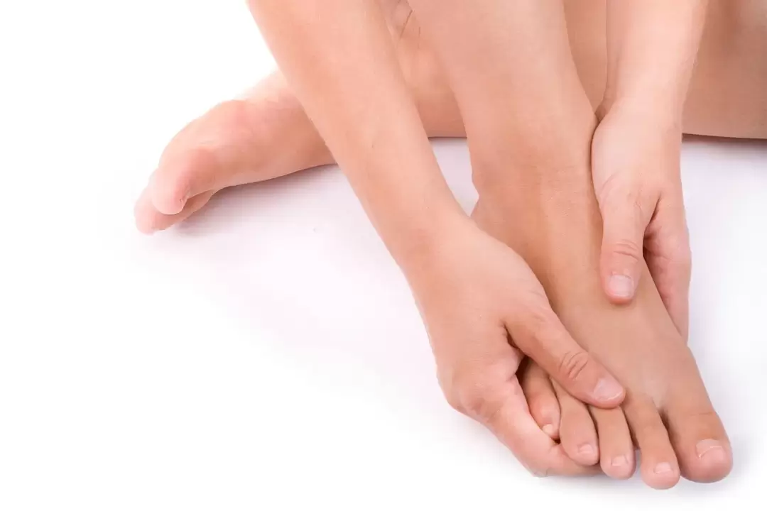 Reiben Sie Hondro Sol Valgus-Spray gegen den Ballen